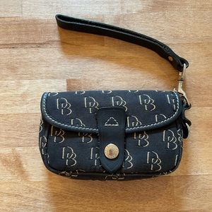 ✨SOLD✨ Dooney and Bourke wristlet with detachable strap